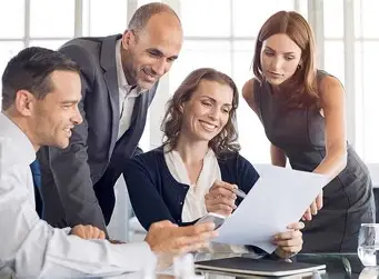 Executivos em reuniao corporativa