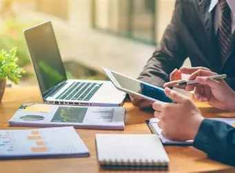 Executivo avaliando planejamento