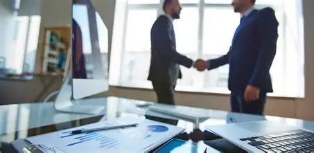 Time executivo revisando documento